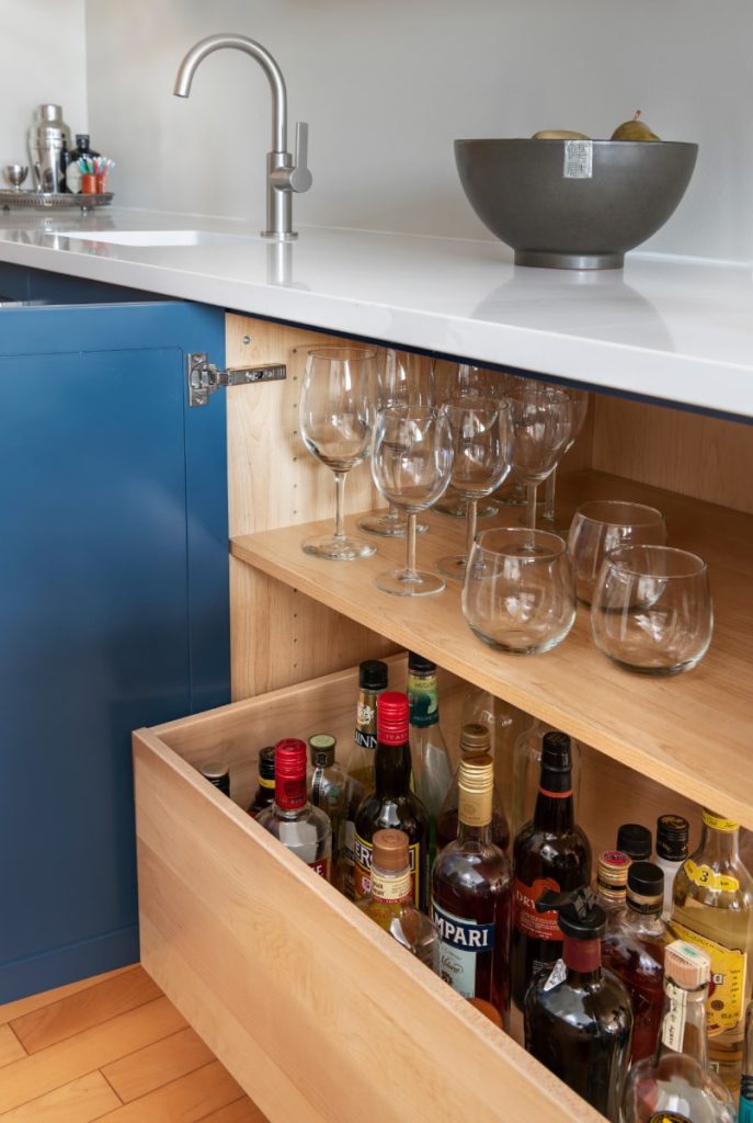 With frameless cabinets, the absence of a central stile allows for full utilization of interior space and easy accessibility to stored items. Their design is ideal for pull-out shelves and interior organizers.